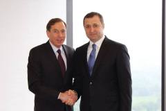 La New York am avut o întâlnire productivă cu Generalul David Petraeus, o persoană deosebită, un bun cunoscător al regiunii noastre.